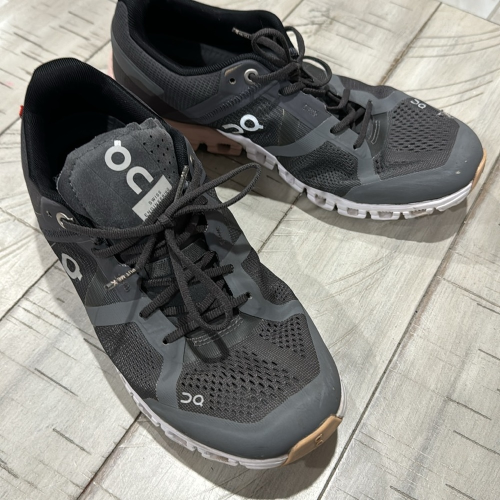 Gently used sneaker - Picture 4 of 8